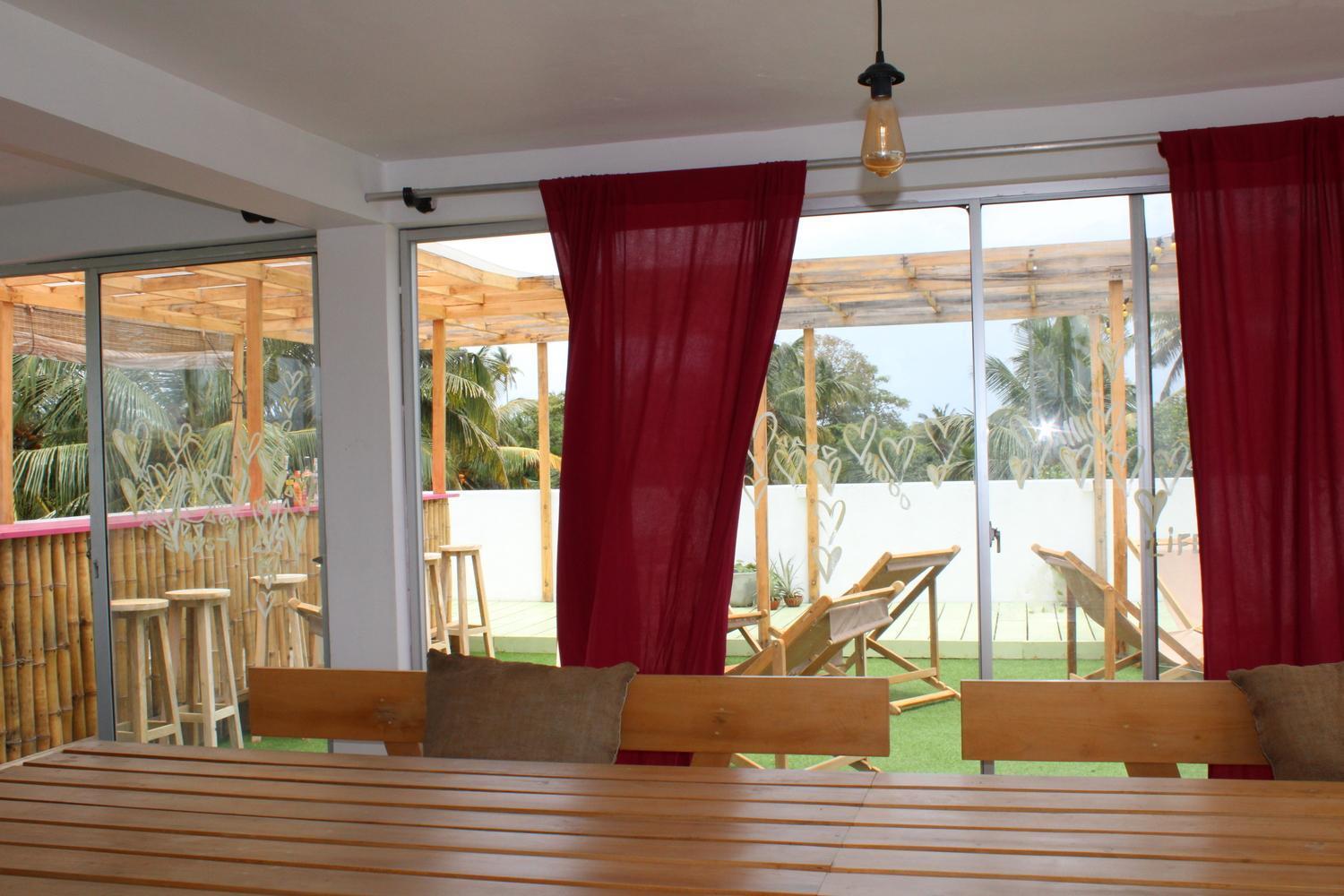 Sun & Moon Hostel Мирисса Экстерьер фото
