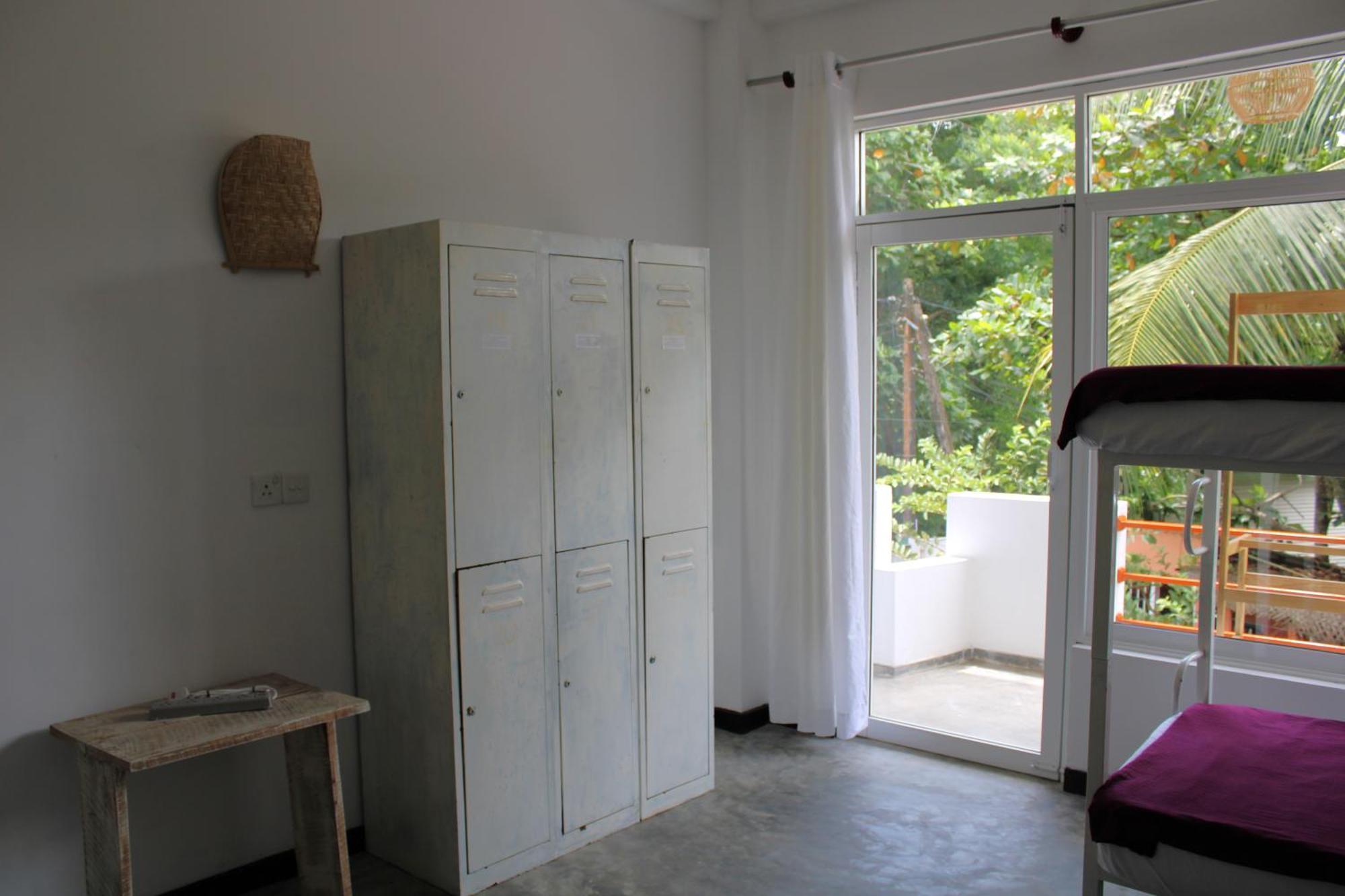 Sun & Moon Hostel Мирисса Экстерьер фото