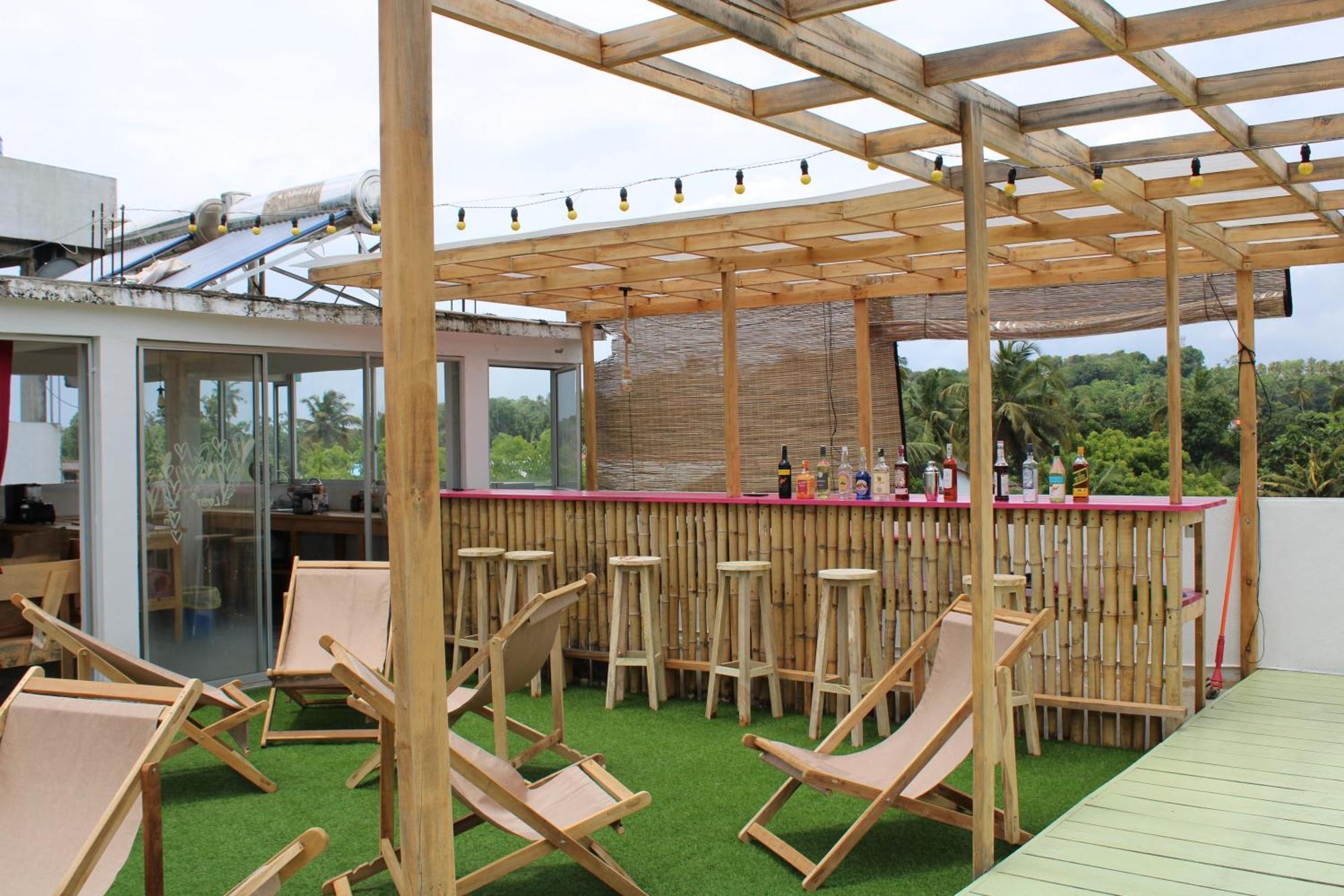 Sun & Moon Hostel Мирисса Экстерьер фото